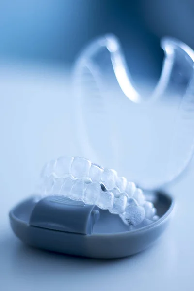 Görünmez diş parantez durumunda