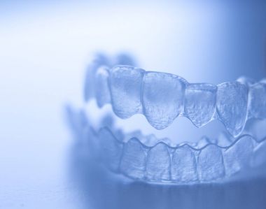 Görünmez diş dirsek