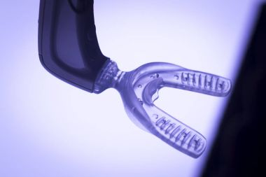 Dişler köşeli ayraç diş vibratör