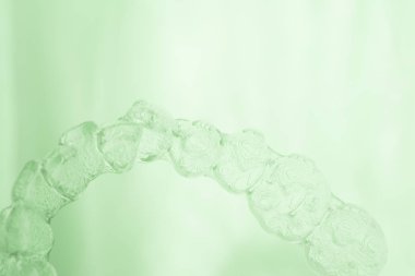 Görünmez diş diş parantez