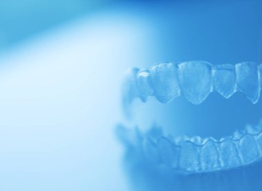 Görünmez diş dirsek