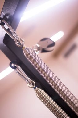 Spor salonunda Pilates makine