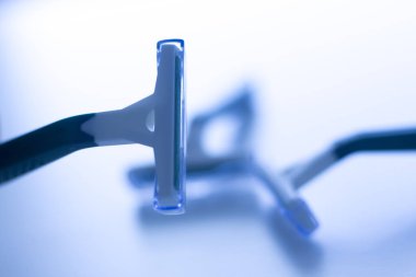 Tek kullanımlık plastik tıraş jilet