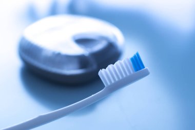 izole diş diş fırçası