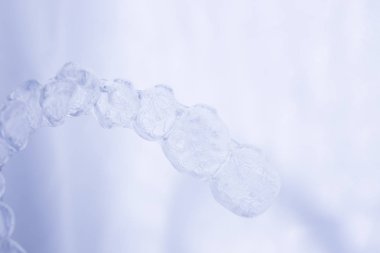 Görünmez diş diş parantez