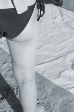 Sahilde bikinili genç bayan