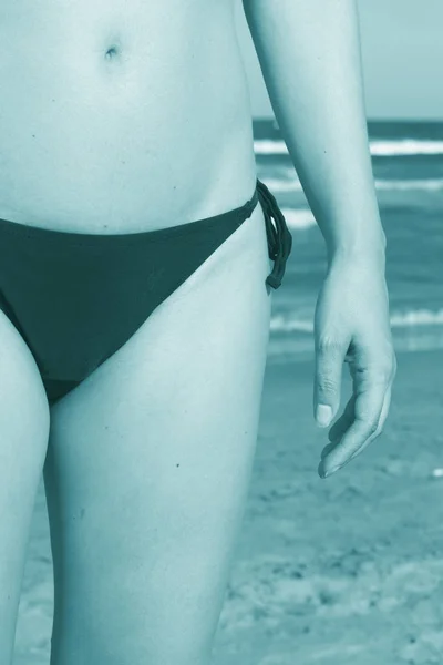 Jovencita en bikini en la playa — Foto de Stock