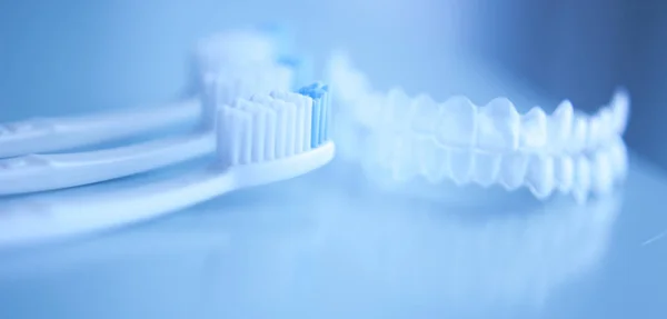 Allineatori dentali e spazzolino da denti — Foto Stock