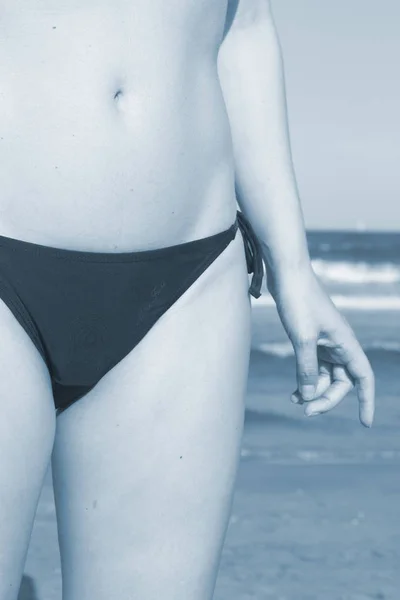 Panienki w bikini na plaży — Zdjęcie stockowe