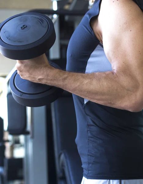 Erkek spor salonu fitness egzersiz