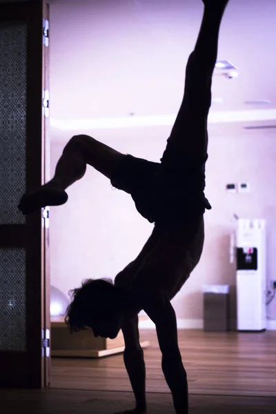 Man yoga handstand — Zdjęcie stockowe