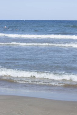 Okyanus tarafından sahilde kum