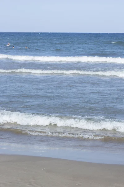 Okyanus tarafından sahilde kum