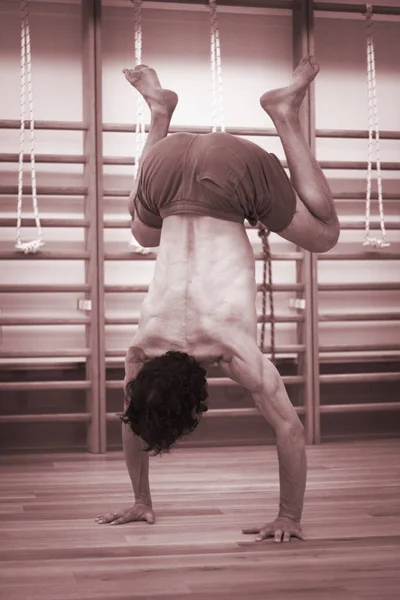 Man yoga handstand — ストック写真