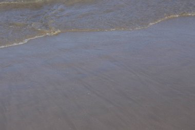 Okyanus tarafından sahilde kum