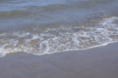 Okyanus tarafından sahilde kum