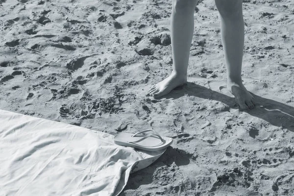 Pés de senhora em sandálias na praia — Fotografia de Stock