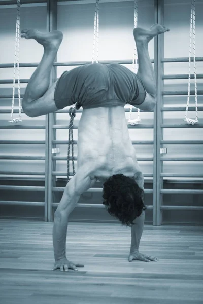 Suporte de ioga homem — Fotografia de Stock