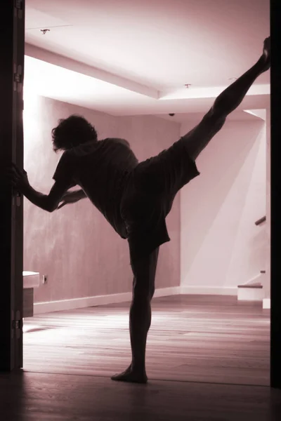 Człowiek yoga stretching podziały — Zdjęcie stockowe