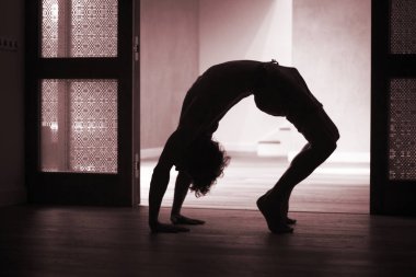 Yoga öğretmeni köprü asana