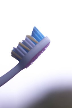 El ile diş fırçası