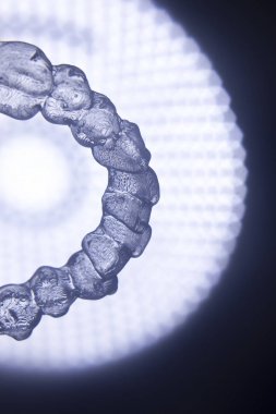 Görünmez diş aligner köşeli ayraç