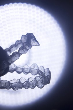 Görünmez diş aligner köşeli ayraç