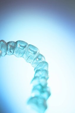 Görünmez diş aligner köşeli ayraç