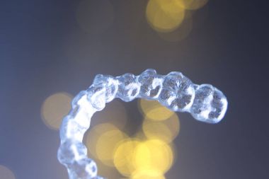 Görünmez diş köşeli ayracı