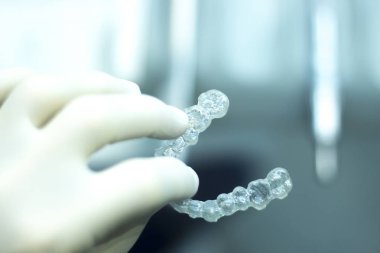 Görünmez diş aligners parantez