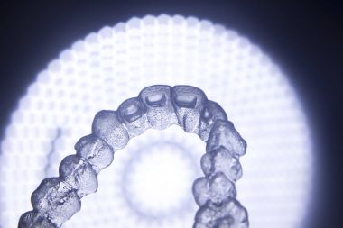 Görünmez diş aligner köşeli ayraç