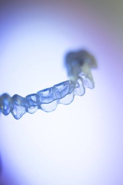 Görünmez diş aligner köşeli ayraç