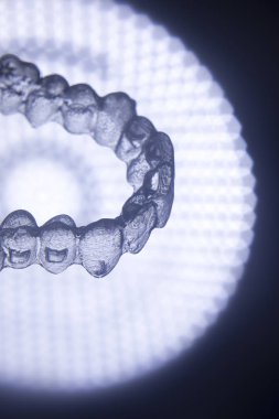 Görünmez diş aligner köşeli ayraç