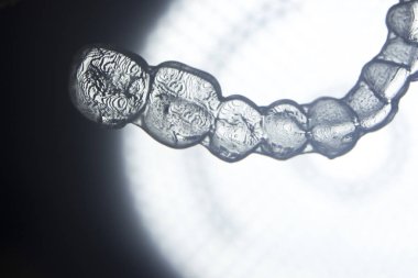 Görünmez diş aligner köşeli ayraç