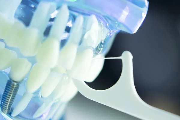 Dentes de limpeza fio dental — Fotografia de Stock