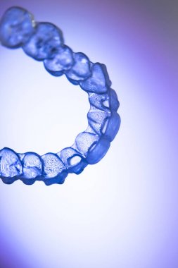 Görünmez diş aligner köşeli ayraç