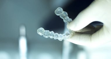 Görünmez diş aligners parantez