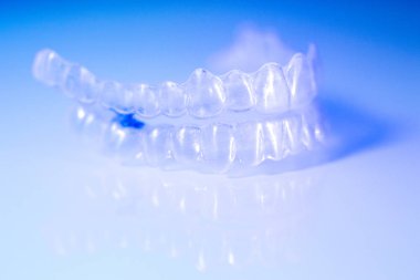 Görünmez Ortodonti aligners parantez