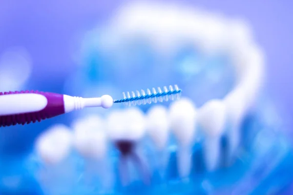 Інтердентальні чищення зубів — стокове фото