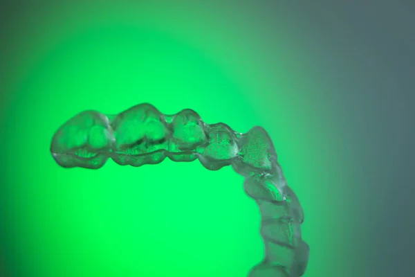 Невидимые скобки зубов — стоковое фото