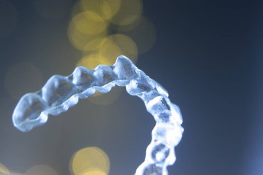 Görünmez diş köşeli ayracı