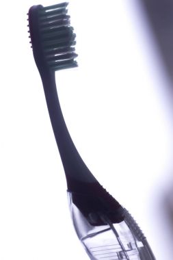 El ile diş fırçası