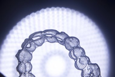 Görünmez diş aligner köşeli ayraç