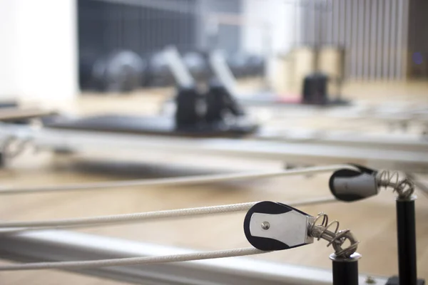 Pilates máquina gimnasio estudio — Foto de Stock