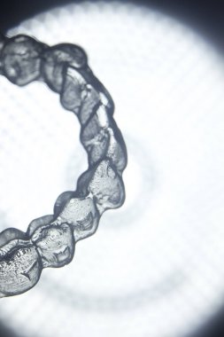 Görünmez diş aligner köşeli ayraç