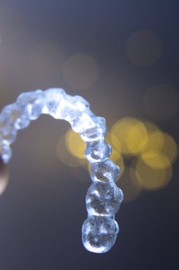 Görünmez diş köşeli ayracı