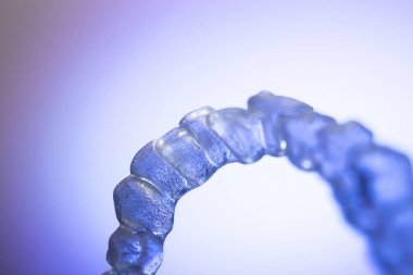 Görünmez diş aligner köşeli ayraç