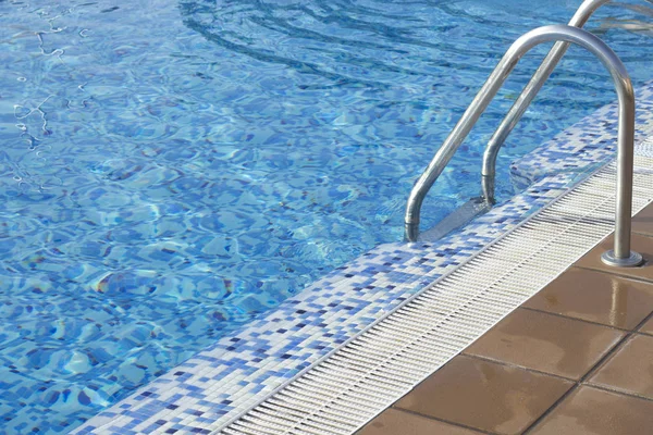 Piscina vacaciones de verano — Foto de Stock