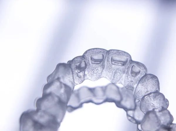 Nawiasy klamrowe korekcyjnych zęby niewidoczny — Zdjęcie stockowe