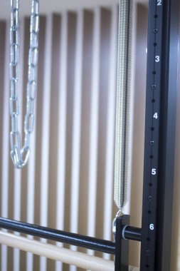 Spor salonunda Pilates makine